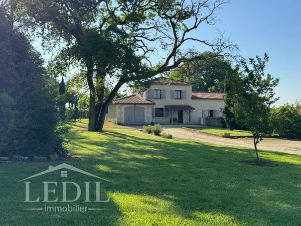 Maison en pierre rénovée avec piscine et vue