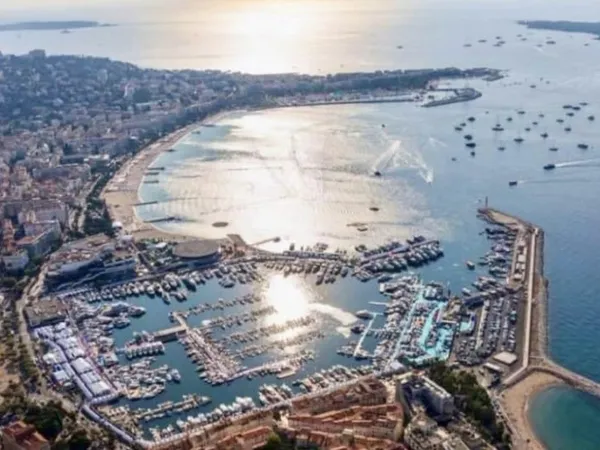 CANNES BANANE PLEIN CENTRE RARE MURS COMMERCIAUX 60M2 SOL CA