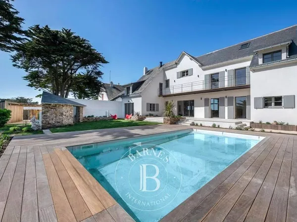 Maison de plain-pied 9 pièces 241 m²