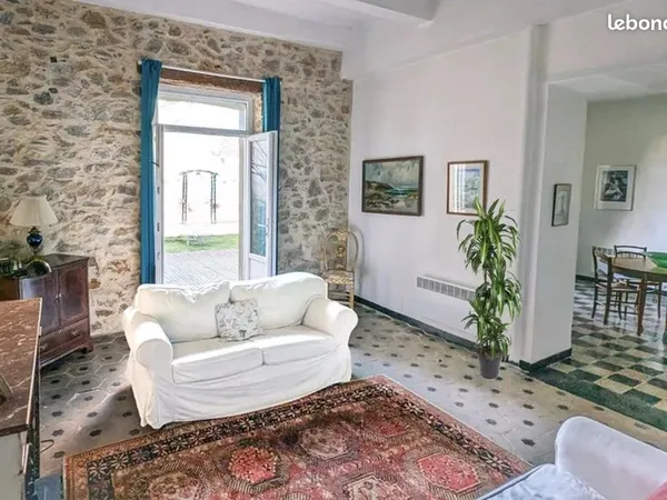 Très Grande maison de village avec caractère et jardin et terrasses et ascenseur idéal pour deux fam