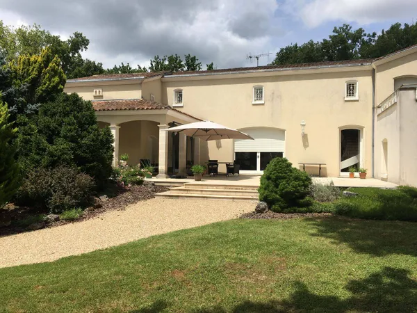 Maison 10 pièces 353 m²