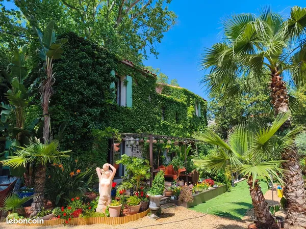« Mas du XVIIIe siècle rénové - 222 m² - Jardin tropical - Sans vis-à-vis - Totalement à l'abri de l