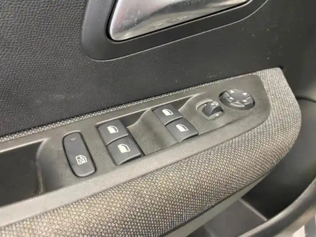 Peugeot 208 e- 136ch style — photo 6