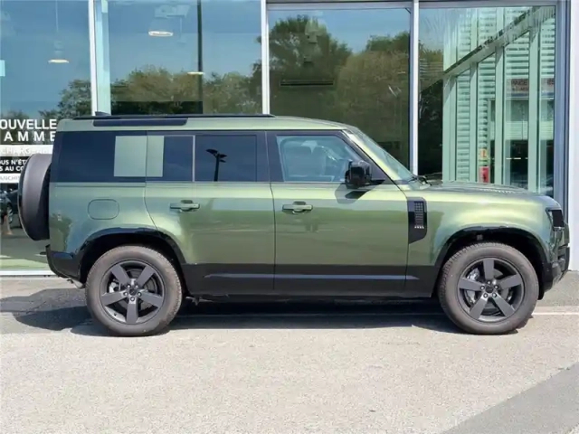 Land Rover Defender 110 phev — photo 40