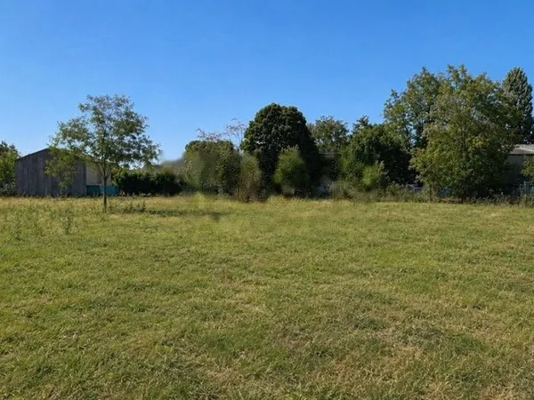 Terrain 823 m²