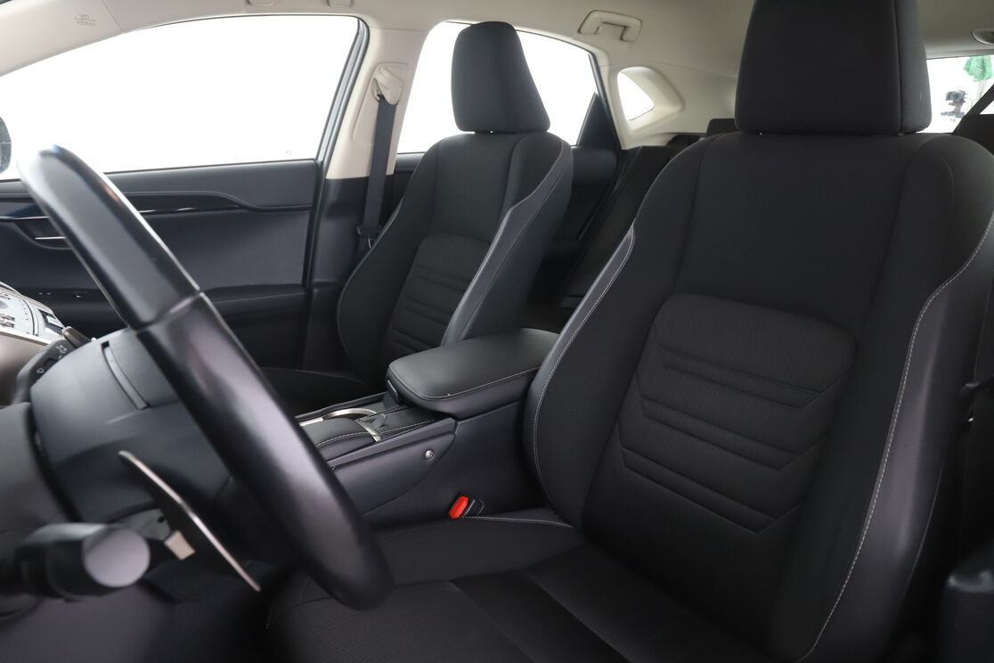 Lexus NX-Serie 300h Business 2WD Auto — photo 9
