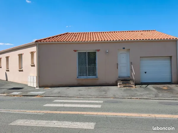 A VENDRE MONTAIGU-VENDÉE - LA GUYONNIÈRE Maison quasi de plain-pied - 2 chambres + bureau - Garage -