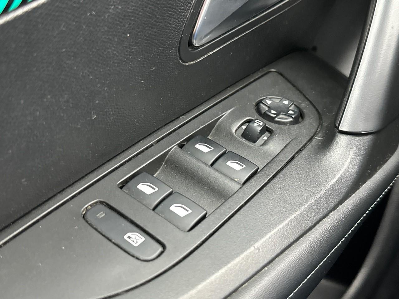 Peugeot 2008 puretech 130 s&s eat8 allure pack — photo 15