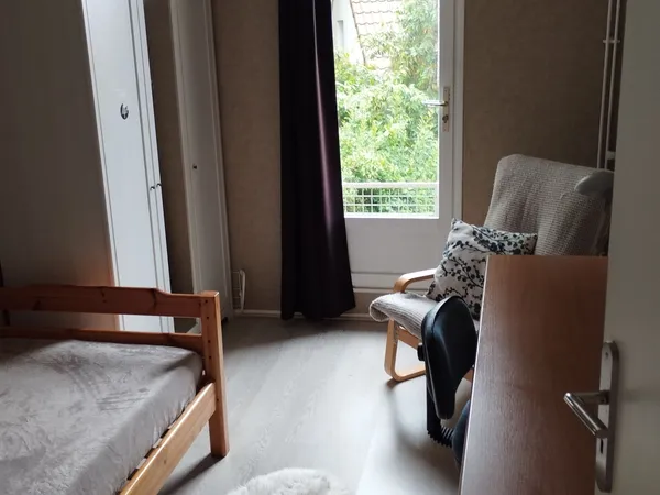 Loue chambre 10m² dans maison