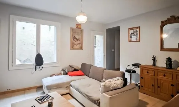 Appartement 3 pièces de 55 m² avec cours situé à Saint-Gilles