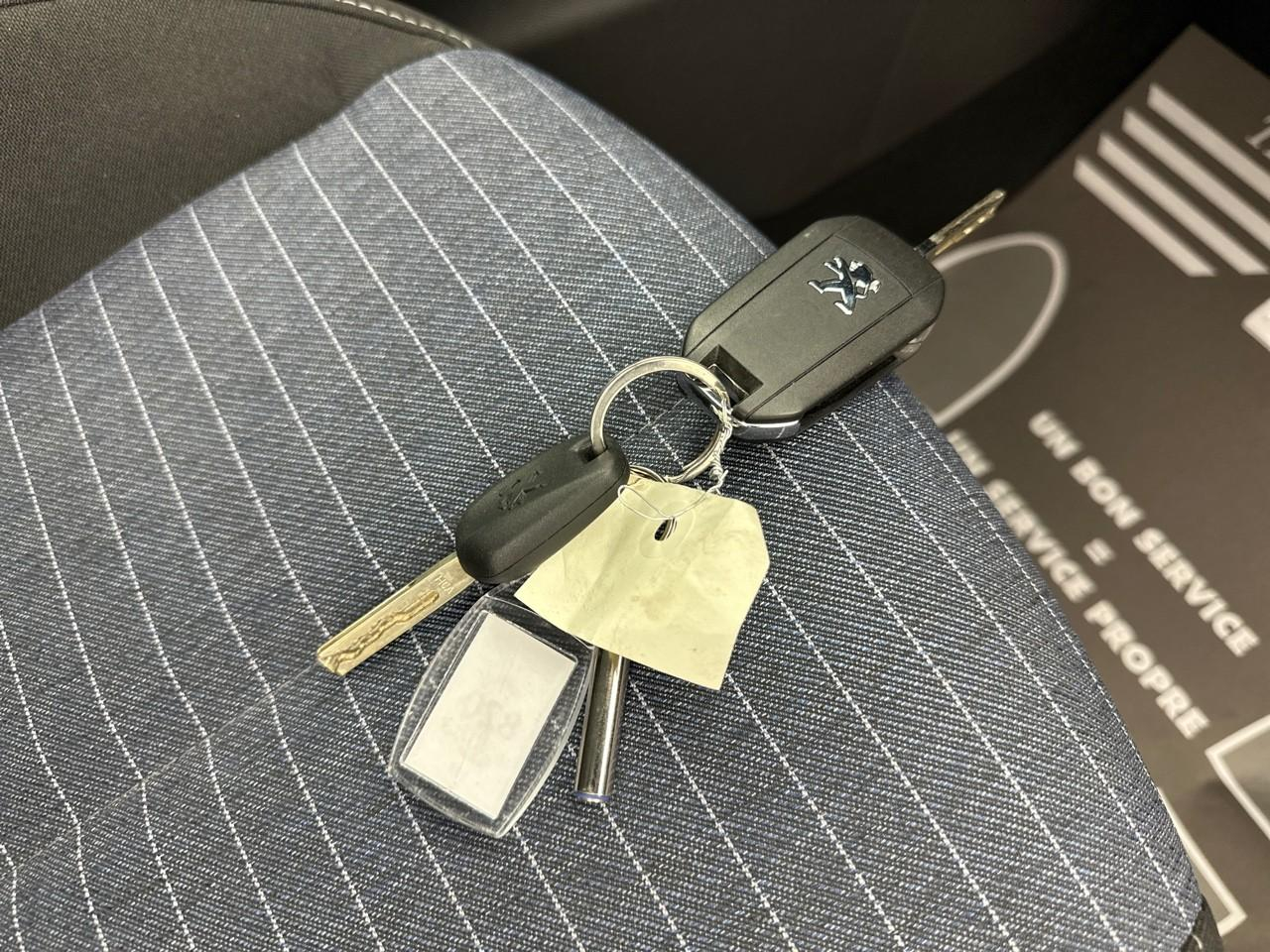 Peugeot 208 puretech 75 s&s bvm5 like — photo 28
