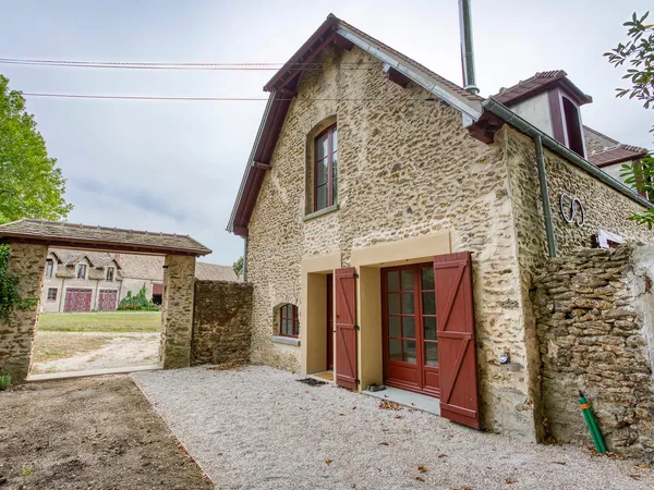 A 45 minutes de Paris, Grosrouvre (78490), 5km Montfort l'Amaury, maison de charme sur cour du 17e s