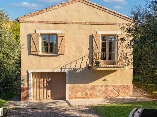 Maison traditionnelle avec beaucoup de charme et piscine