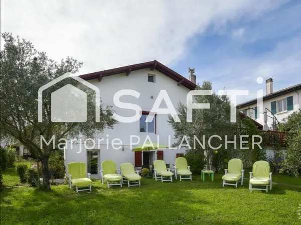 Villa typique basque de 103m2 + T2 de 57m2 à 15 minutes à pieds du centre ville et des plages de Sai