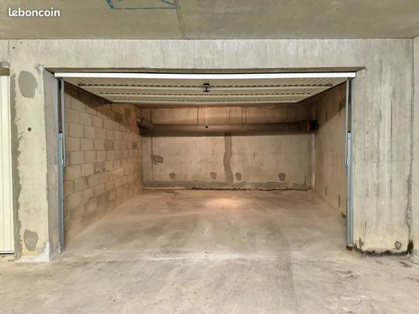 Grand garage 22 m² - résidence sécurisée - Chens-sur-Léman
