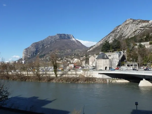 GRENOBLE 3 QUAI CLAUDE BERNARD - Porte de France