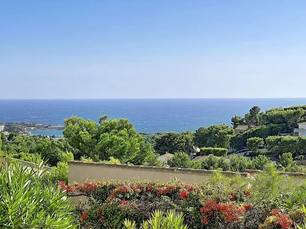 UN PETIT FORMAT, UNE GRANDE VUE : BANDOL ET LA MÉDITERRANÉE POUR HORIZON VUE MER, CALME ABSOLU ET EX