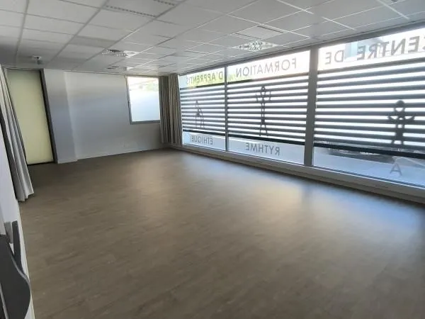 Local commercial 241 m²