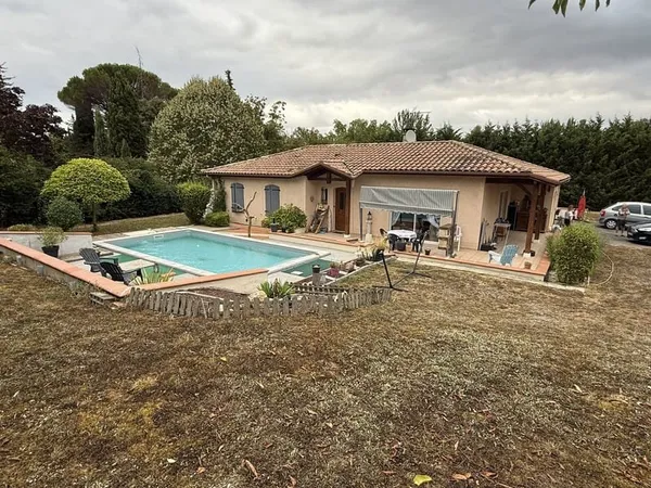 A Auch, à vendre villa de plain-pied avec piscine