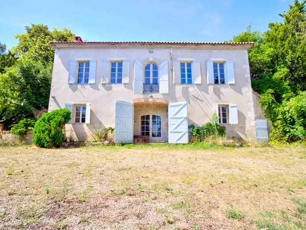 LAYRAC proche AGEN - Maison de maître de 240 m² avec dépendances et étang, située sur 4,5 hectares.