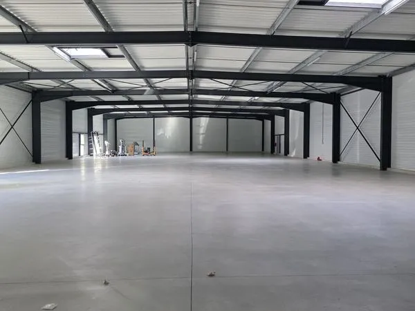 Location Bâtiments Commerciaux de 500m² à 1000m² - Zone Commerciale de Creysse (24100), Proche Berge