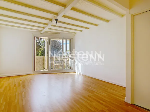 A louer à LONGJUMEAU, un appartement de 4 pièces avec 3 chambres et place de parking.