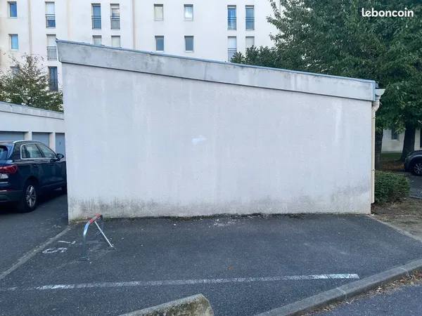 Parking à louer : 50 /par mois