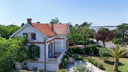 Maison 10 pièces 340 m²