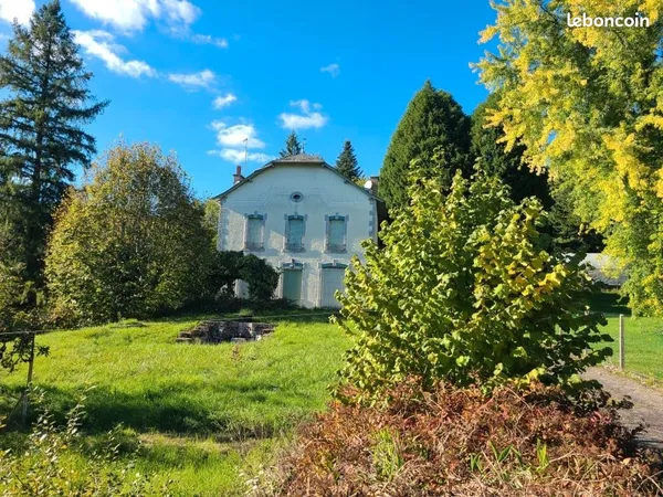 Maison et dépendance sur vaste terrain arboré