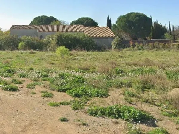 Terrain 584 m²