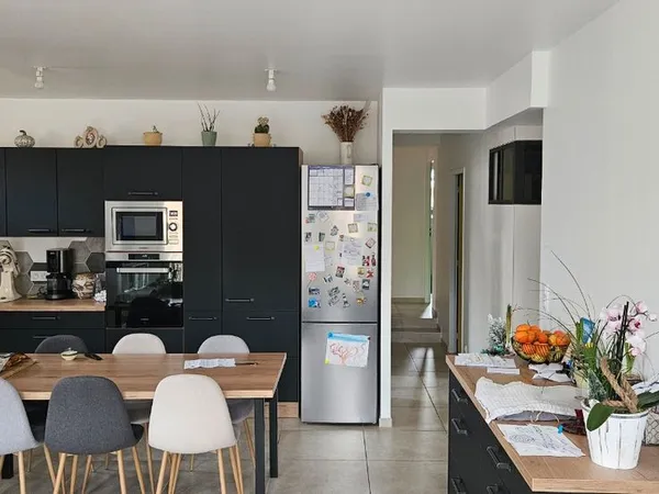 Magnifique T4 entièrement rénové de 85 m² - 3 chambres - Centre-ville ​Prix : 179 000