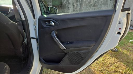 Peugeot 2008 1.2 PureTech 130 - Allure – 2018 – 76560 km – Essence – Boîte Manuelle — photo 15