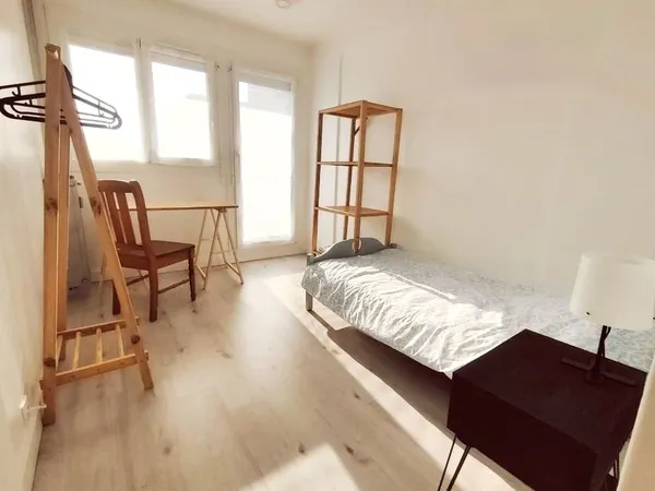 Chambre meublée en colocation, appartement rénové, Orléans Nord