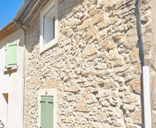 Maison de village sans extérieur