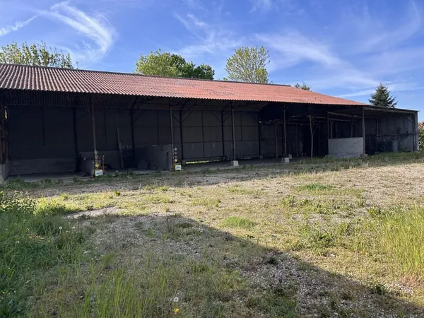 Longnes - Hangar de 500 m2 sur un terrain constructible de 2167 m2