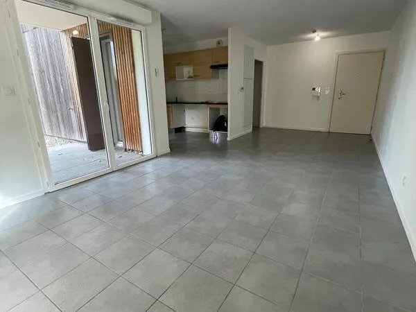Appartement T3 avec jardin privatif de 57m² et place de parking couverte