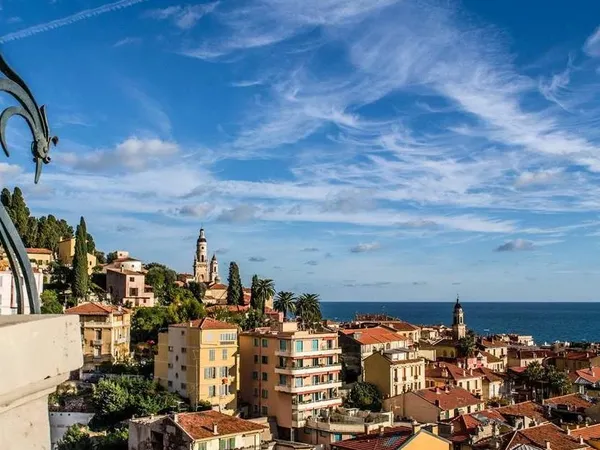IMMOBILIER 06500 MENTON CENTRE SPACIEUX 2 PIECES DERNIER ETAGE AVEC GRANDE TERRASSE VUE MER