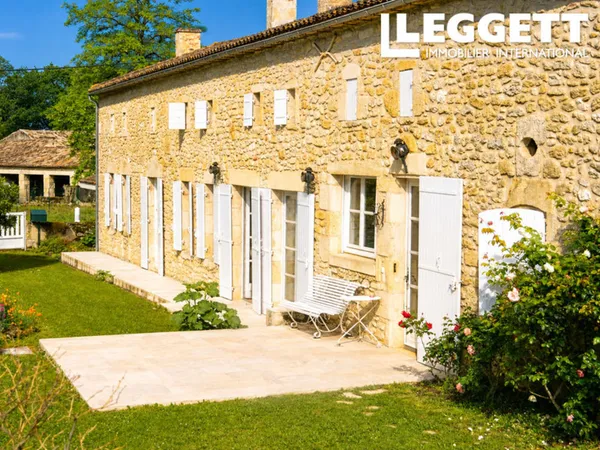 Proche village de PELLEGRUE. Longère ayant gardé tout son caractère d'antan. Très beau parc arboré.