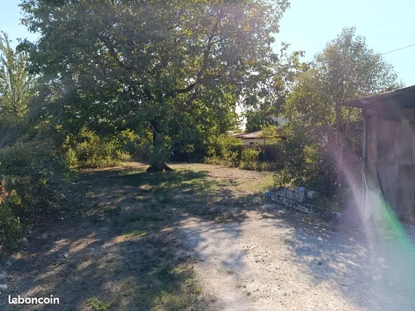 Terrain constructible et arboré 1043m2