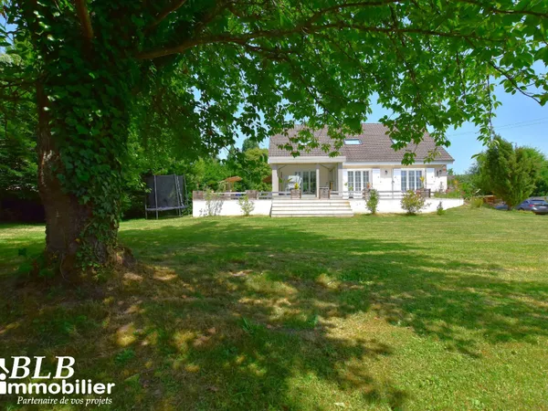 78690 Les Essarts-le-Roi Spacieuse maison 8 pièces sur 3 1