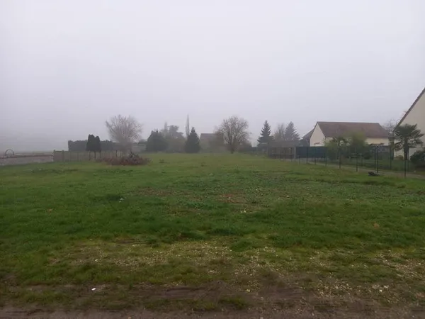 TERRAIN A BATIR DE 800M2 NON VIABILISE