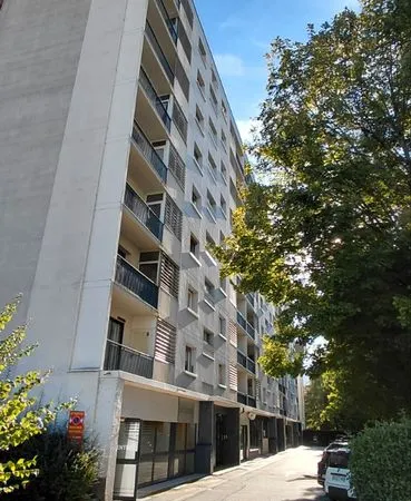 Grande chambre avec balcon appart rénové