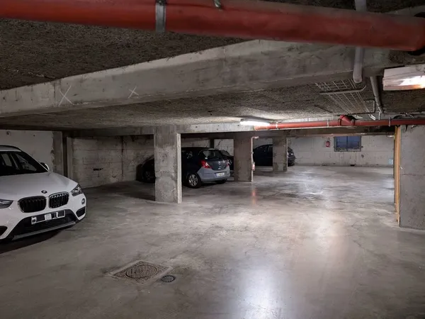 Place de Parking couverte et sécurisée - proximité immédiate