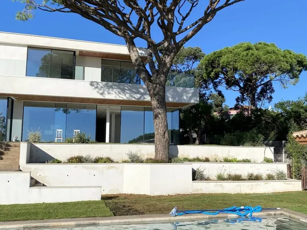 Sainte-Maxime - Villa contemporaine de prestige de 438 m² avec vue mer, piscine et spa privé