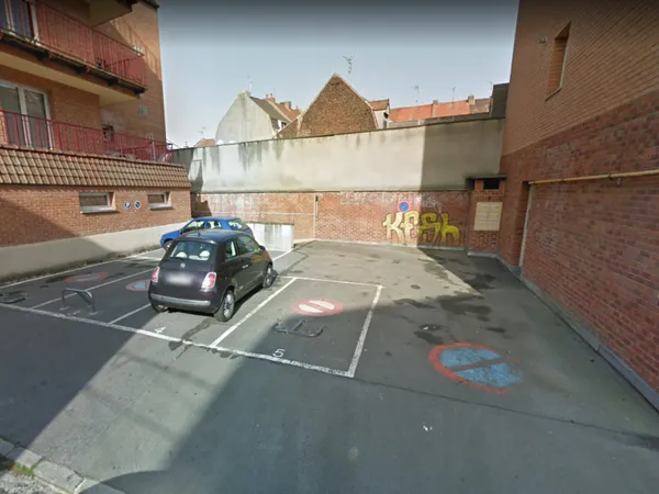 Parking intérieur proche du centre de Croix.