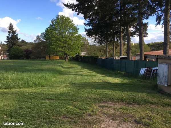 Terrain constructible & viabilisé arboré (1800m2)