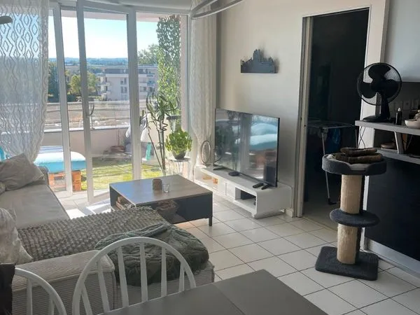 Rodez Bourran T3/4 traversant avec balcon-terrasse plein sud, piscine et 2 places de parking privées