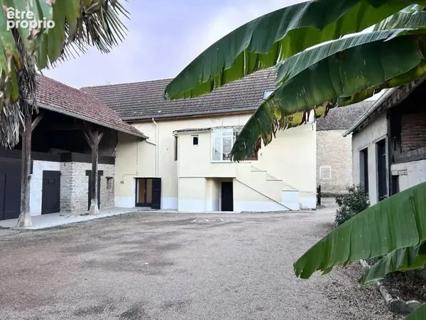 Maison de village avec dépendances