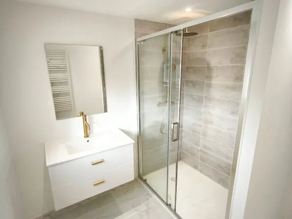 Maison de plain-pied entièrement rénovée - 2 chambres, jardin - 145 000