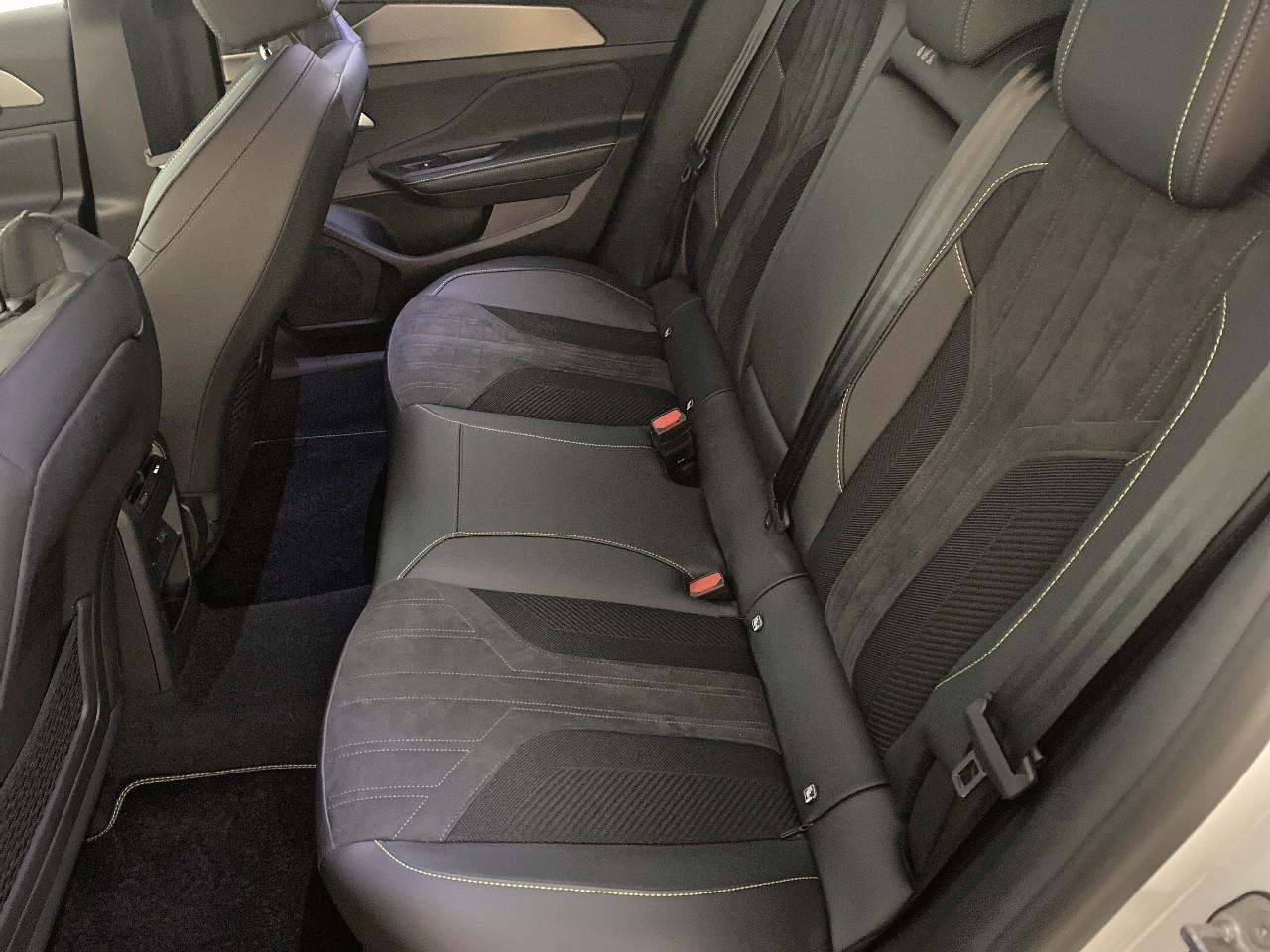 Peugeot 408 hybrid 145 e-dcs6 gt — photo 10